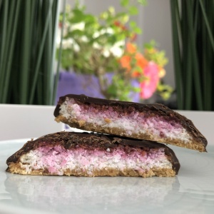 Печенье с творожно-кокосовой начинкой в шоколадной глазури